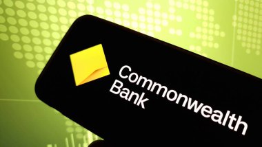 Konskie, Polonya - 10 Kasım 2024: Commonwealth Bank şirket logosu cep telefonunda sergilendi