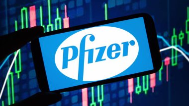 Konskie, Polonya - 12 Kasım 2024: Pfizer şirket logosu cep telefonunda sergilendi