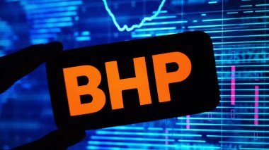Konskie, Polonya - 12 Kasım 2024: BHP Group şirket logosu cep telefonunda sergilendi