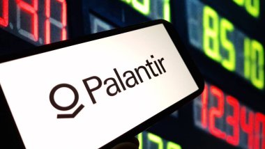 Konskie, Polonya - 12 Kasım 2024: Palantir şirket logosu cep telefonunda sergilendi