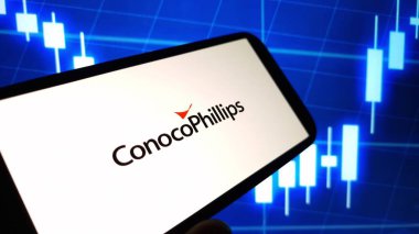 Konskie, Polonya - 12 Kasım 2024: ConocoPhillips şirket logosu cep telefonunda sergilendi