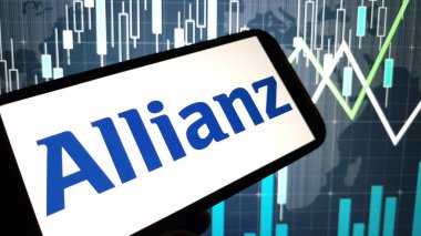 Konskie, Polonya - 12 Kasım 2024: Allianz şirket logosu cep telefonunda sergilendi