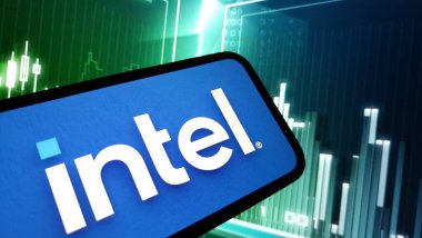 Konskie, Polonya - 12 Kasım 2024: Intel şirket logosu cep telefonunda sergilendi