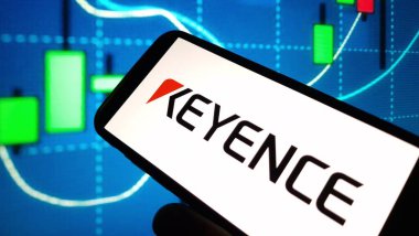 Konskie, Polonya - 12 Kasım 2024: Keyence Company logosu cep telefonunda sergilendi