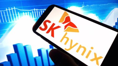 Konskie, Polonya - 12 Kasım 2024: SK Hynix şirket logosu cep telefonunda sergilendi