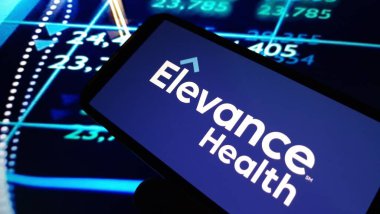Konskie, Polonya - 12 Kasım 2024: Elevance Health şirketi logosu cep telefonunda sergilendi