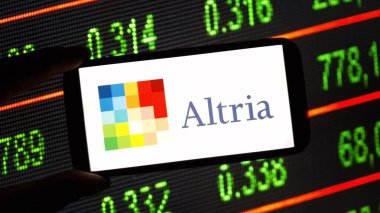 Konskie, Polonya - 15 Kasım 2024: Altria Group şirket logosu cep telefonunda sergilendi
