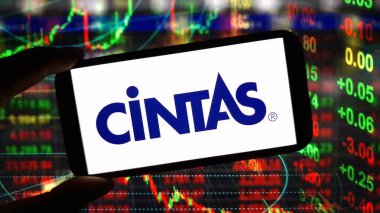 Konskie, Polonya - 15 Kasım 2024: Cintas şirket logosu cep telefonunda sergilendi