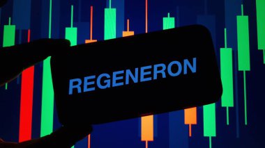 Konskie, Polonya - 15 Kasım 2024: Regeneron İlaç Şirketi logosu cep telefonunda sergilendi