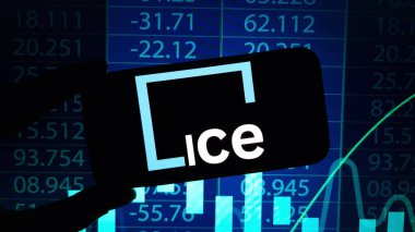 Konskie, Polonya - 15 Kasım 2024: Kıtalararası Ticaret Şirketi logosu cep telefonunda sergilendi