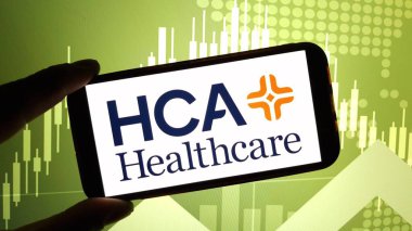 Konskie, Polonya - 15 Kasım 2024: HCA Sağlık Şirketi logosu cep telefonunda sergilendi