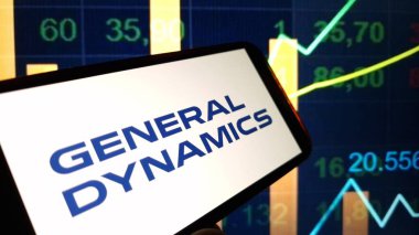 Konskie, Polonya - 15 Kasım 2024: General Dynamics şirketinin logosu cep telefonunda sergilendi