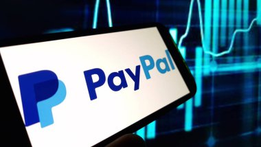 Konskie, Polonya - 15 Kasım 2024: PayPal şirket logosu cep telefonunda sergilendi