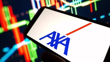 Konskie, Polonya - 15 Kasım 2024: AXA şirket logosu cep telefonunda sergilendi