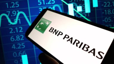 Konskie, Polonya - 15 Kasım 2024: BNP Paribas şirket logosu cep telefonunda sergilendi