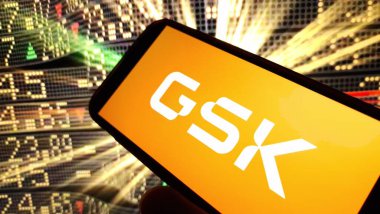 Konskie, Polonya - 15 Kasım 2024: GlaxoSmithKline şirket logosu cep telefonunda sergilendi