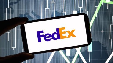 Konskie, Polonya - 18 Kasım 2024: FedEx şirket logosu cep telefonunda sergilendi