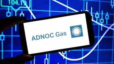 Konskie, Polonya - 18 Kasım 2024: ADNOC Gaz şirketi logosu cep telefonunda sergilendi