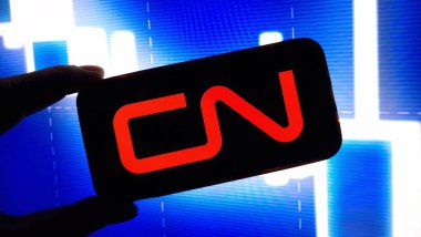 Konskie, Polonya - 18 Kasım 2024: Kanada Ulusal Demiryolu şirketi logosu cep telefonunda sergilendi