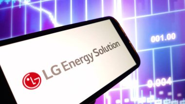 Konskie, Polonya - 18 Kasım 2024: LG Enerji Çözümü şirketi logosu cep telefonunda sergilendi