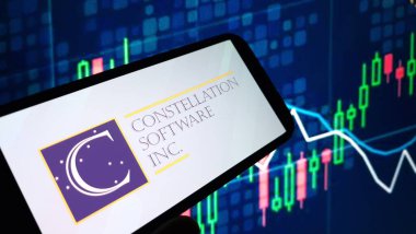 Konskie, Polonya - 18 Kasım 2024: Constellation Software şirketi logosu cep telefonunda sergilendi