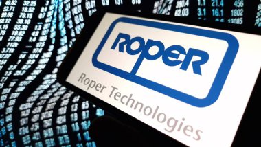 Konskie, Polonya - 18 Kasım 2024: Roper Teknoloji şirketi logosu cep telefonunda sergilendi