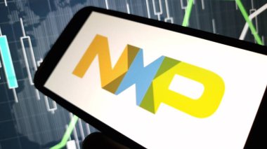 Konskie, Polonya - 18 Kasım 2024: NXP Yarı iletken şirket logosu cep telefonunda sergilendi