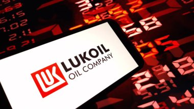Konskie, Polonya - 19 Kasım 2024: Lukoil şirket logosu cep telefonunda sergilendi