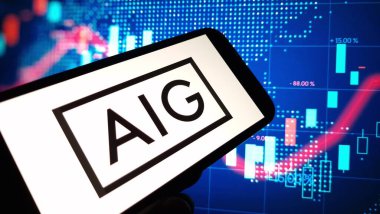 Konskie, Polonya - 19 Kasım 2024: American International Group şirket logosu cep telefonunda sergilendi