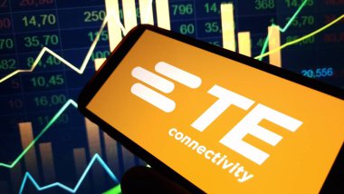 Konskie, Polonya - 19 Kasım 2024: TE Bağlantı şirketi logosu cep telefonunda gösterildi