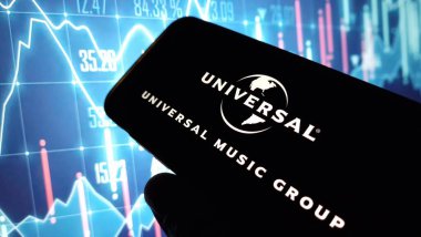 Konskie, Polonya - 19 Kasım 2024: Universal Music Group şirket logosu cep telefonunda sergilendi