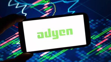 Konskie, Polonya - 23 Kasım 2024: Adyen şirket logosu cep telefonunda sergilendi