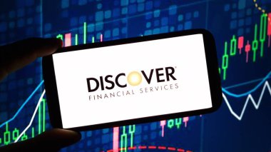 Konskie, Polonya - 23 Kasım 2024: Discover Financial Services şirket logosu cep telefonunda sergilendi