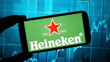 Konskie, Polonya - 23 Kasım 2024: Heineken şirket logosu cep telefonunda sergilendi