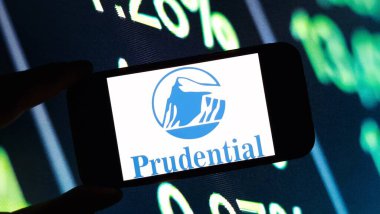Konskie, Polonya - 23 Kasım 2024: Prudential Financial Company logosu cep telefonunda sergilendi