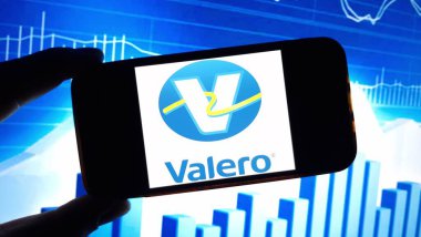 Konskie, Polonya - 23 Kasım 2024: Valero Enerji şirketi logosu cep telefonunda sergilendi