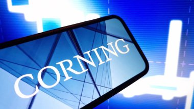 Konskie, Polonya - 23 Kasım 2024: Corning şirket logosu cep telefonunda sergilendi