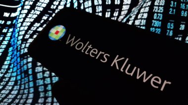 Konskie, Polonya - 23 Kasım 2024: Wolters Kluwer şirketinin logosu cep telefonunda sergilendi