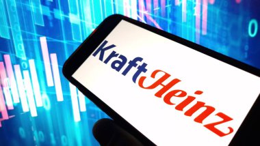 Konskie, Polonya - 23 Kasım 2024: Kraft Heinz şirket logosu cep telefonunda sergilendi