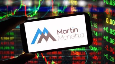 Konskie, Polonya - 24 Kasım 2024: Martin Marietta şirket logosu cep telefonunda sergilendi