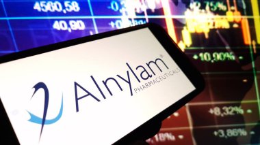 Konskie, Polonya - 24 Kasım 2024: Alnylam İlaç Şirketi logosu cep telefonunda sergilendi