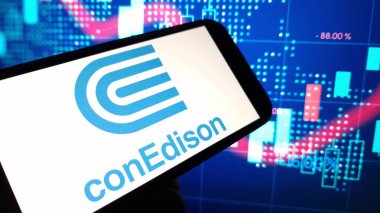 Konskie, Polonya - 24 Kasım 2024: Consolidated Edison şirket logosu cep telefonunda sergilendi