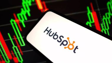 Konskie, Polonya - 24 Kasım 2024: HubSpot şirket logosu cep telefonunda sergilendi