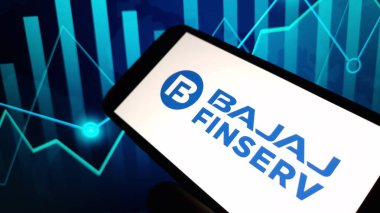 Konskie, Polonya - 24 Kasım 2024: Bajaj Finserv şirket logosu cep telefonunda sergilendi