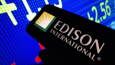 Konskie, Polonya - 24 Kasım 2024: Edison International şirket logosu cep telefonunda sergilendi