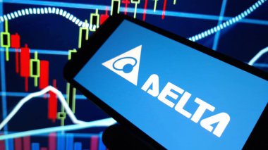 Konskie, Polonya - 24 Kasım 2024: Delta Elektronik şirketi logosu cep telefonunda sergilendi