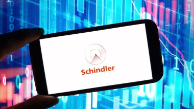 Konskie, Polonya - 24 Kasım 2024: Schindler Group şirket logosu cep telefonunda sergilendi