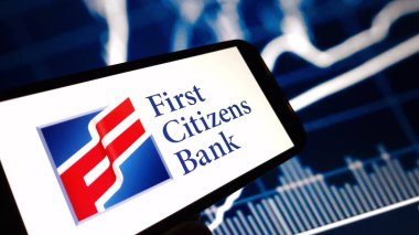 Konskie, Polonya - 24 Kasım 2024: Birinci Vatandaşlar BancShares şirket logosu cep telefonunda sergilendi