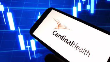 Konskie, Polonya - 24 Kasım 2024: Kardinal Sağlık Şirketi logosu cep telefonunda sergilendi