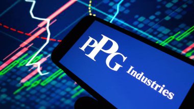 Konskie, Polonya - 24 Kasım 2024: PPG Industries şirketinin logosu cep telefonunda sergilendi